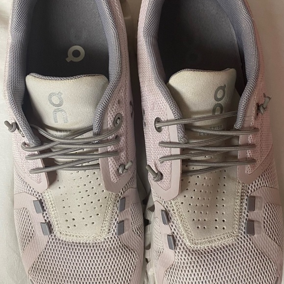 On Cloud Women’s Running shoes - Picture 1 of 5